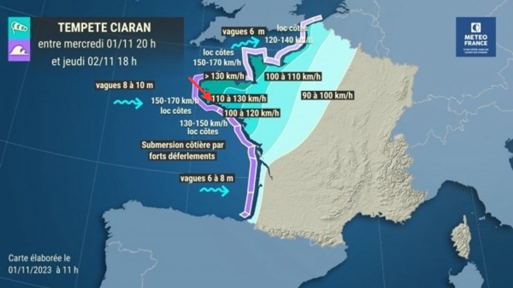 Carte Météo France avec les prévisions de la tempête Ciaran sur tout le front atlantique et de la Manche. La flèche rouge indique ma position (côte du Finistère sud). Vents annoncés à 150-170 km/ h, vagues de 8 à 10 m.